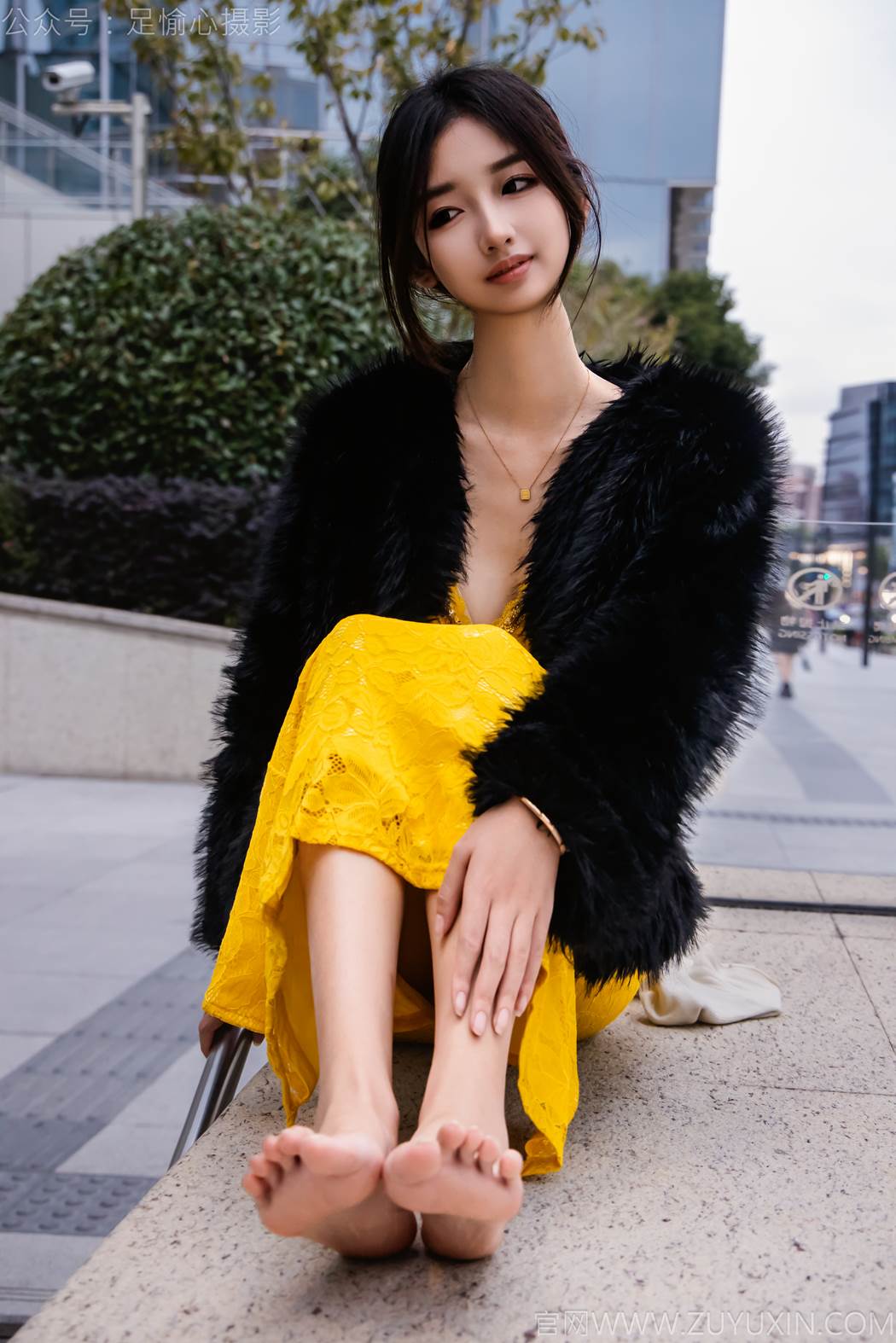 图片[58]-足愉心 NO.010 星朵（搭配：黑色毛衫、黄色连衣裙、绒毛拖鞋、白色棉袜、裸足）[94P] – 速更版-美库