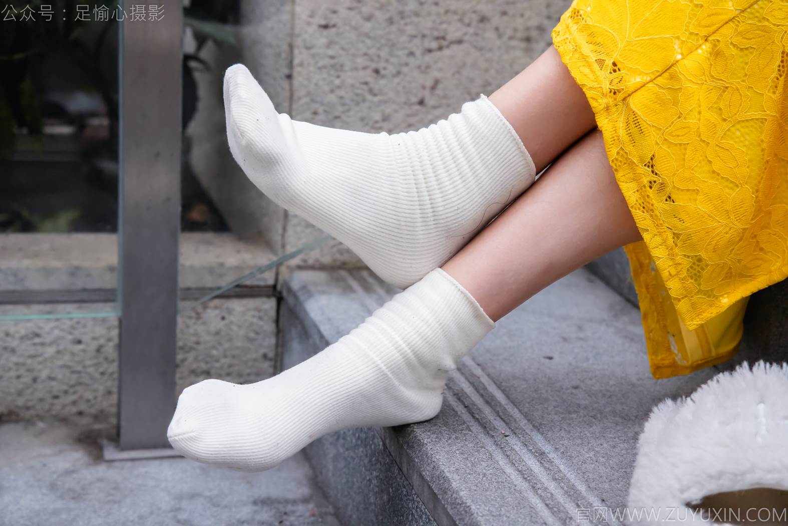 图片[62]-足愉心 NO.010 星朵（搭配：黑色毛衫、黄色连衣裙、绒毛拖鞋、白色棉袜、裸足）[94P] – 速更版-美库