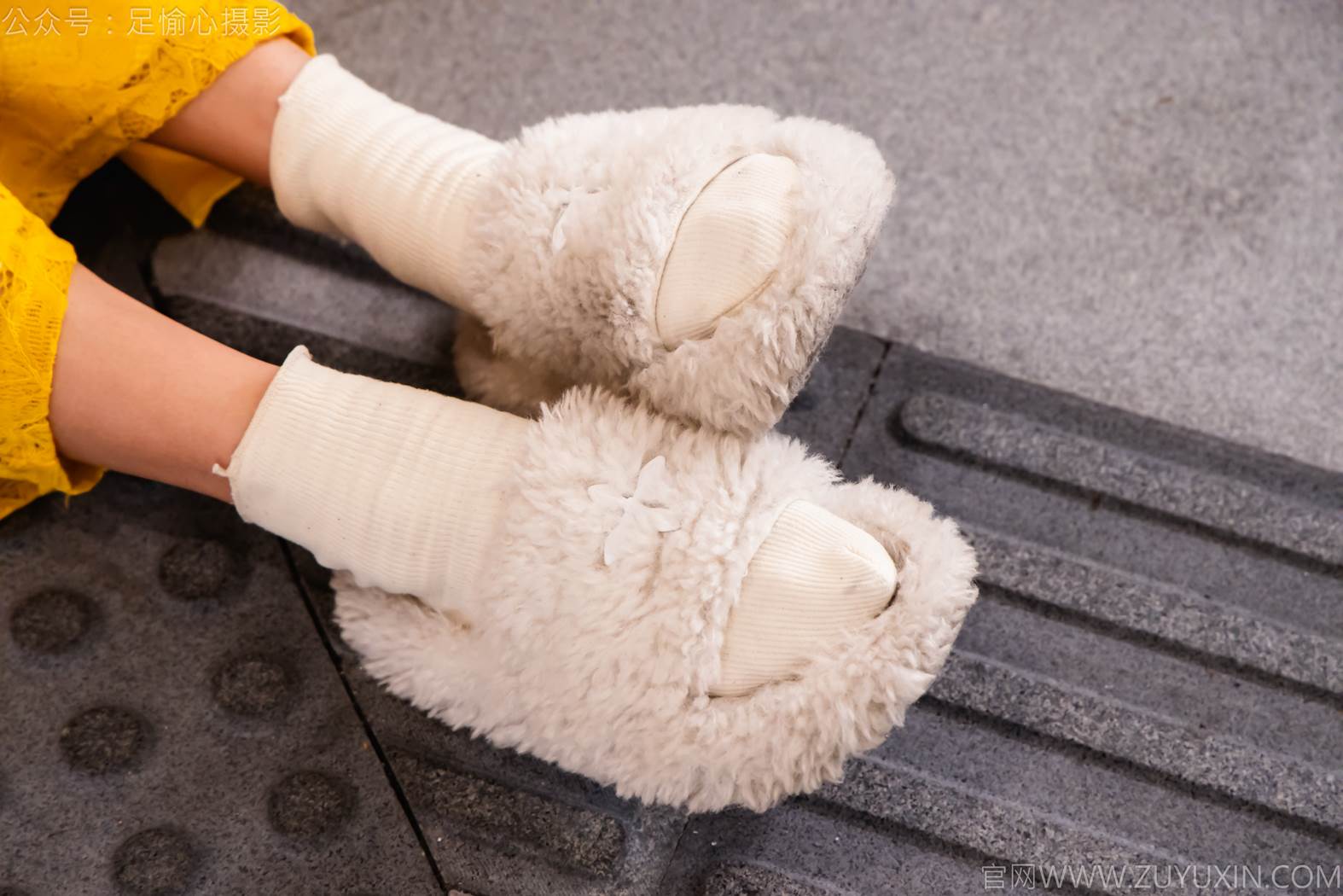 图片[66]-足愉心 NO.010 星朵（搭配：黑色毛衫、黄色连衣裙、绒毛拖鞋、白色棉袜、裸足）[94P] – 速更版-美库