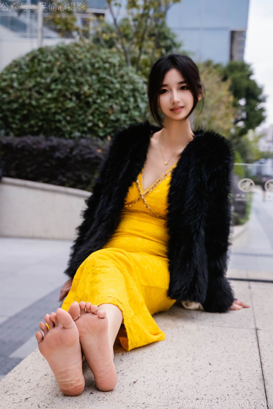 图片[73]-足愉心 NO.010 星朵（搭配：黑色毛衫、黄色连衣裙、绒毛拖鞋、白色棉袜、裸足）[94P] – 速更版-美库