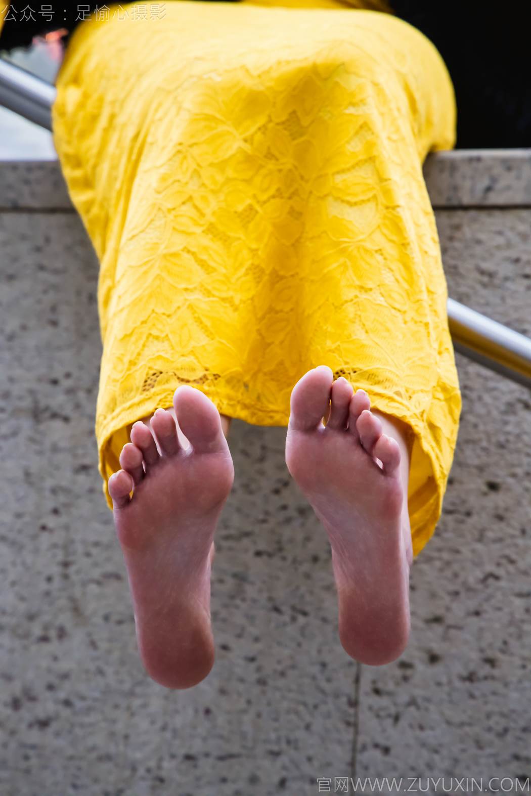 图片[81]-足愉心 NO.010 星朵（搭配：黑色毛衫、黄色连衣裙、绒毛拖鞋、白色棉袜、裸足）[94P] – 速更版-美库