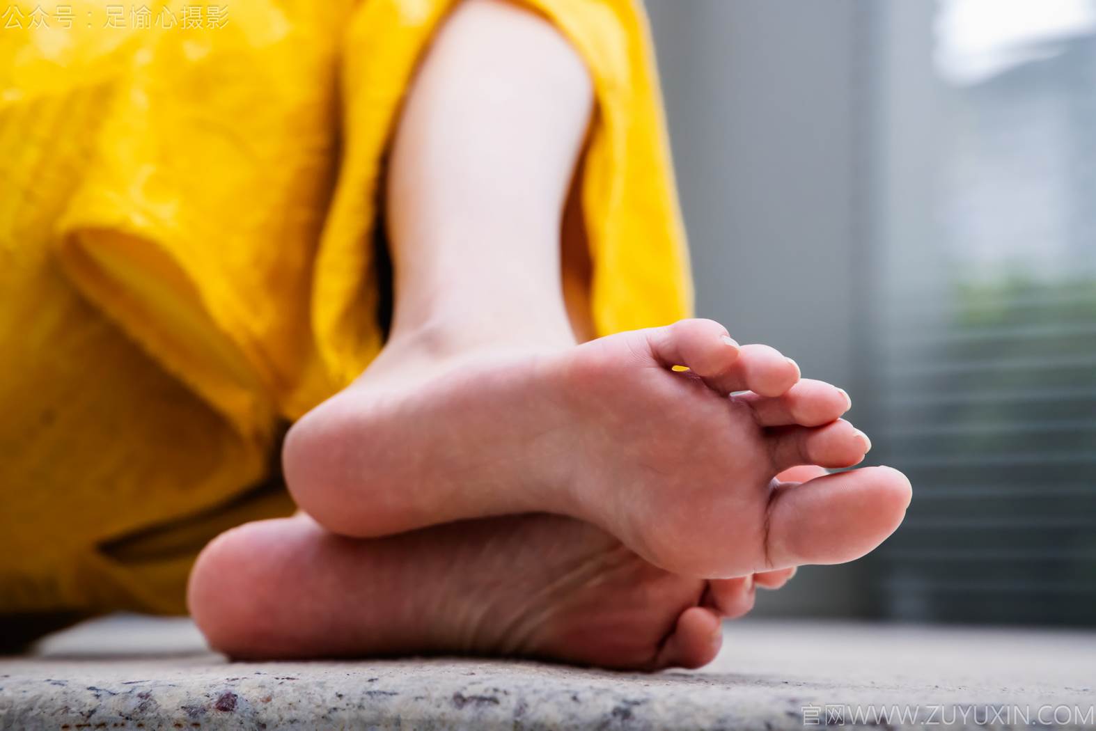 图片[84]-足愉心 NO.010 星朵（搭配：黑色毛衫、黄色连衣裙、绒毛拖鞋、白色棉袜、裸足）[94P] – 速更版-美库