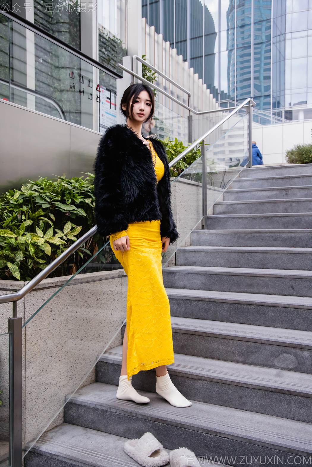 图片[92]-足愉心 NO.010 星朵（搭配：黑色毛衫、黄色连衣裙、绒毛拖鞋、白色棉袜、裸足）[94P] – 速更版-美库