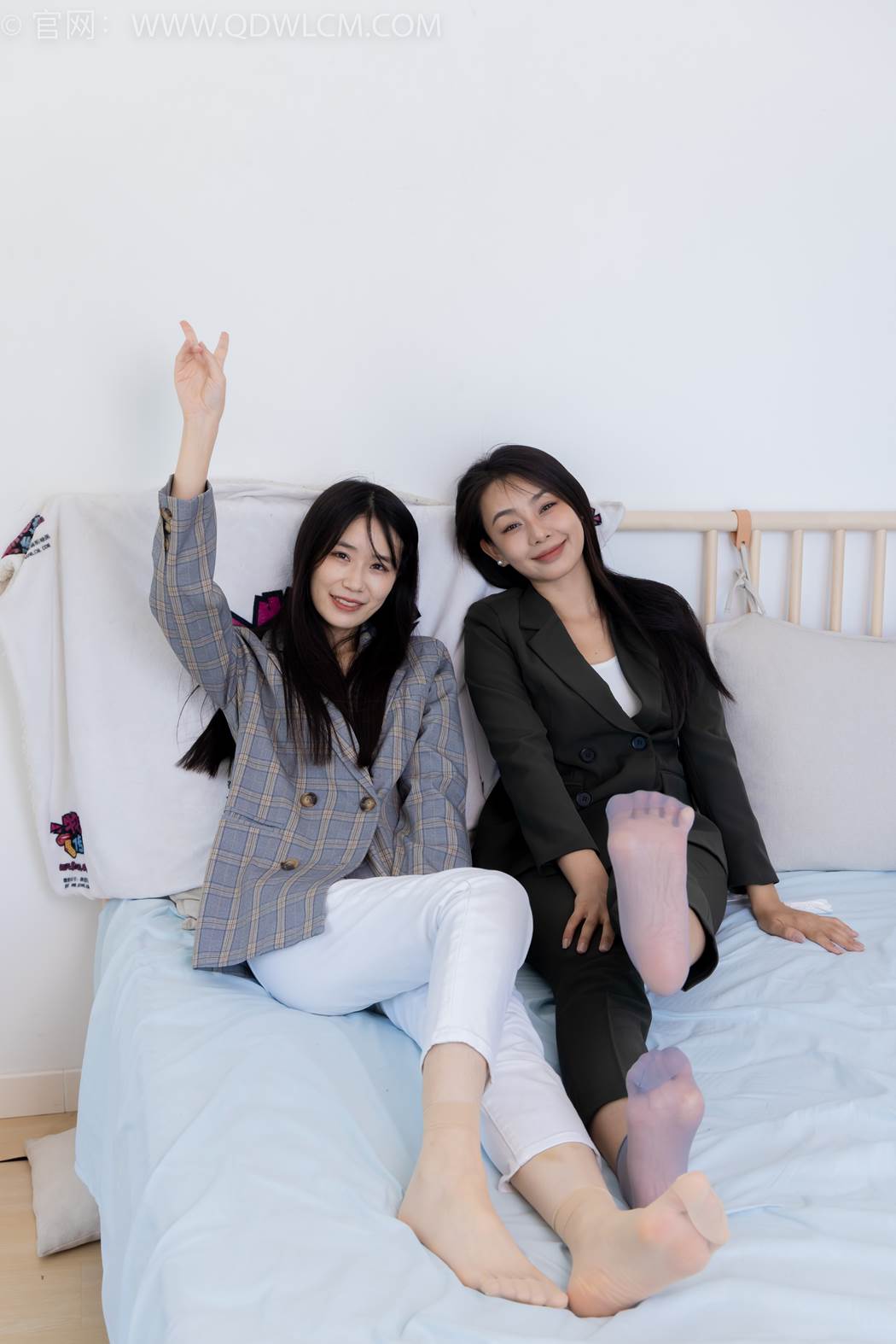 图片[23]-物恋传媒 NO.2412 菜菜&岚岚-平底鞋、短肉丝短灰丝、裸足[144P] – 速更版-美库