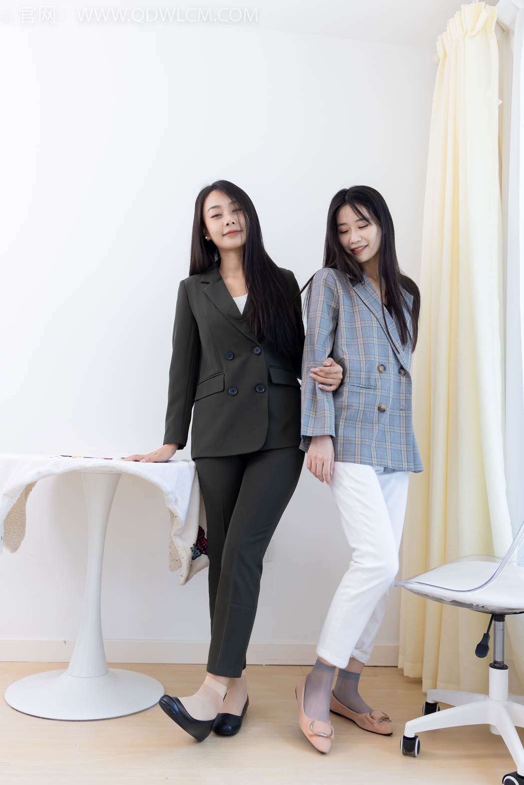 图片[25]-物恋传媒 NO.2412 菜菜&岚岚-平底鞋、短肉丝短灰丝、裸足[144P] – 速更版-美库