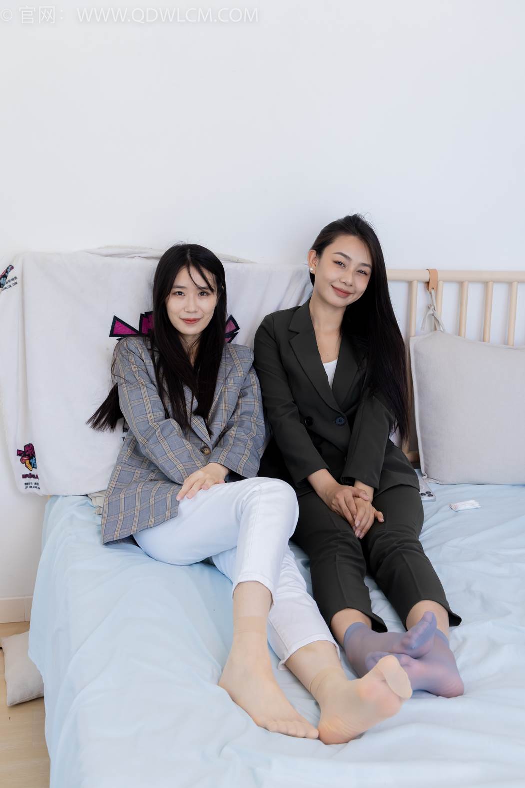 图片[26]-物恋传媒 NO.2412 菜菜&岚岚-平底鞋、短肉丝短灰丝、裸足[144P] – 速更版-美库