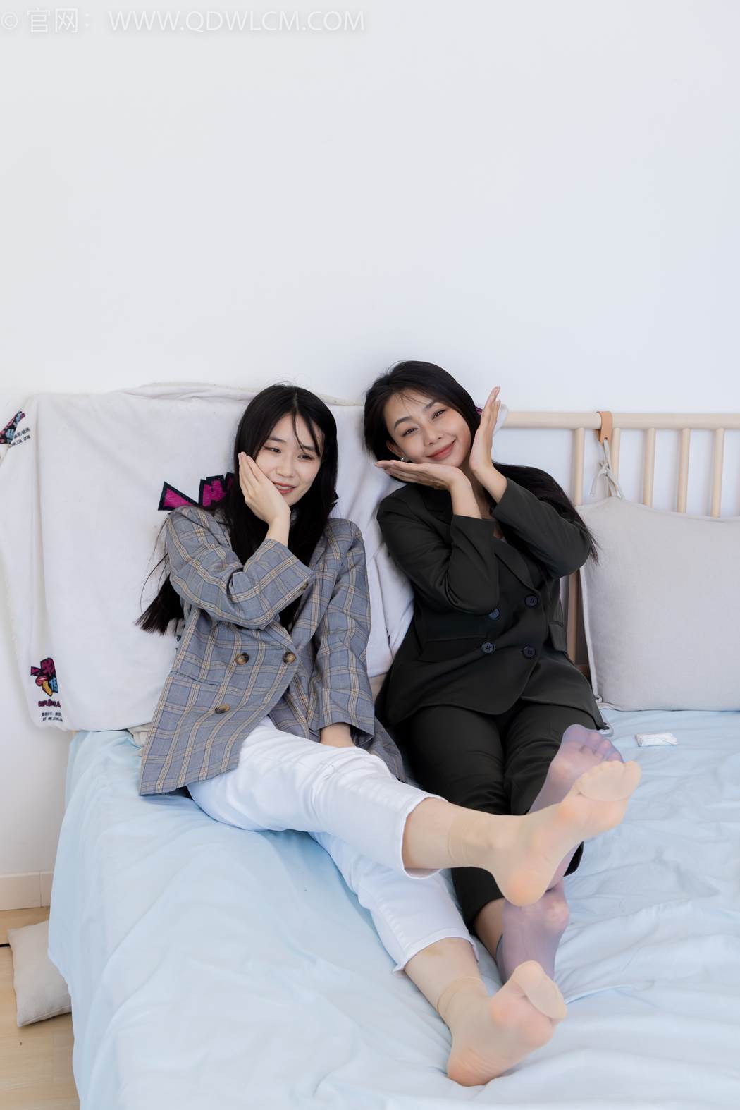 图片[31]-物恋传媒 NO.2412 菜菜&岚岚-平底鞋、短肉丝短灰丝、裸足[144P] – 速更版-美库