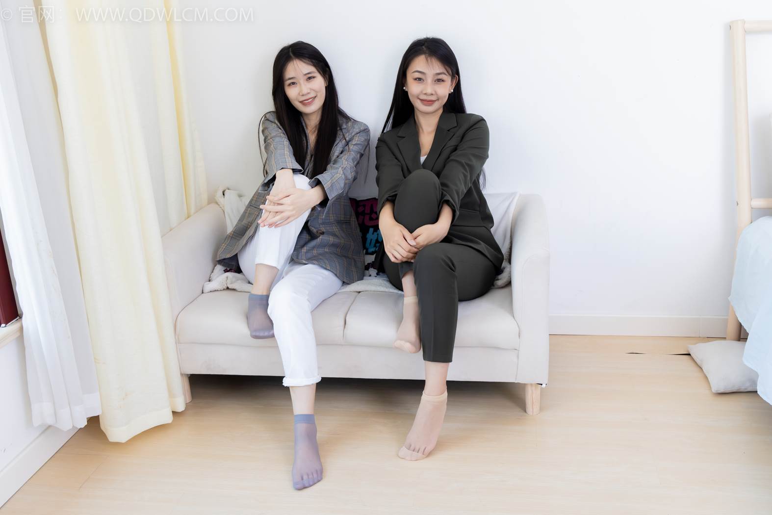 图片[41]-物恋传媒 NO.2412 菜菜&岚岚-平底鞋、短肉丝短灰丝、裸足[144P] – 速更版-美库