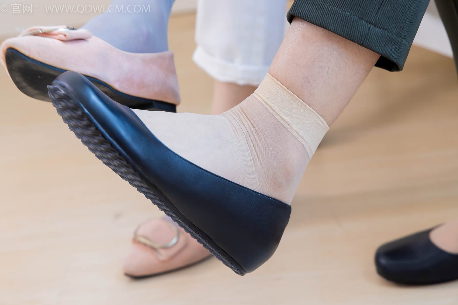 图片[43]-物恋传媒 NO.2412 菜菜&岚岚-平底鞋、短肉丝短灰丝、裸足[144P] – 速更版-美库