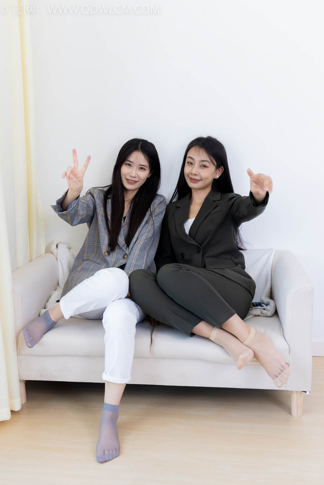 图片[46]-物恋传媒 NO.2412 菜菜&岚岚-平底鞋、短肉丝短灰丝、裸足[144P] – 速更版-美库