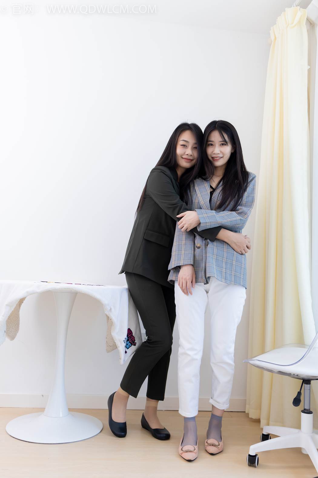 图片[49]-物恋传媒 NO.2412 菜菜&岚岚-平底鞋、短肉丝短灰丝、裸足[144P] – 速更版-美库