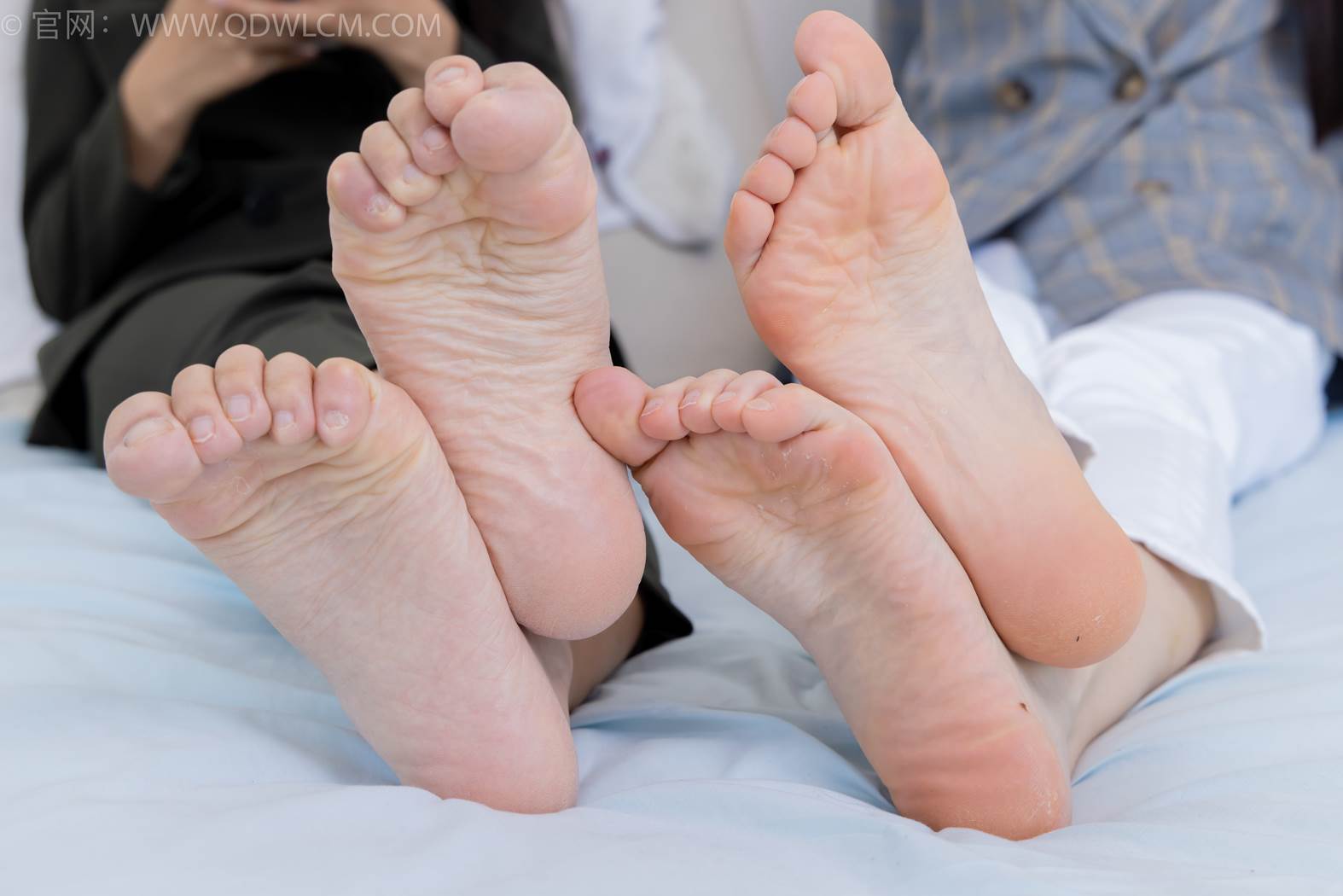 图片[58]-物恋传媒 NO.2412 菜菜&岚岚-平底鞋、短肉丝短灰丝、裸足[144P] – 速更版-美库