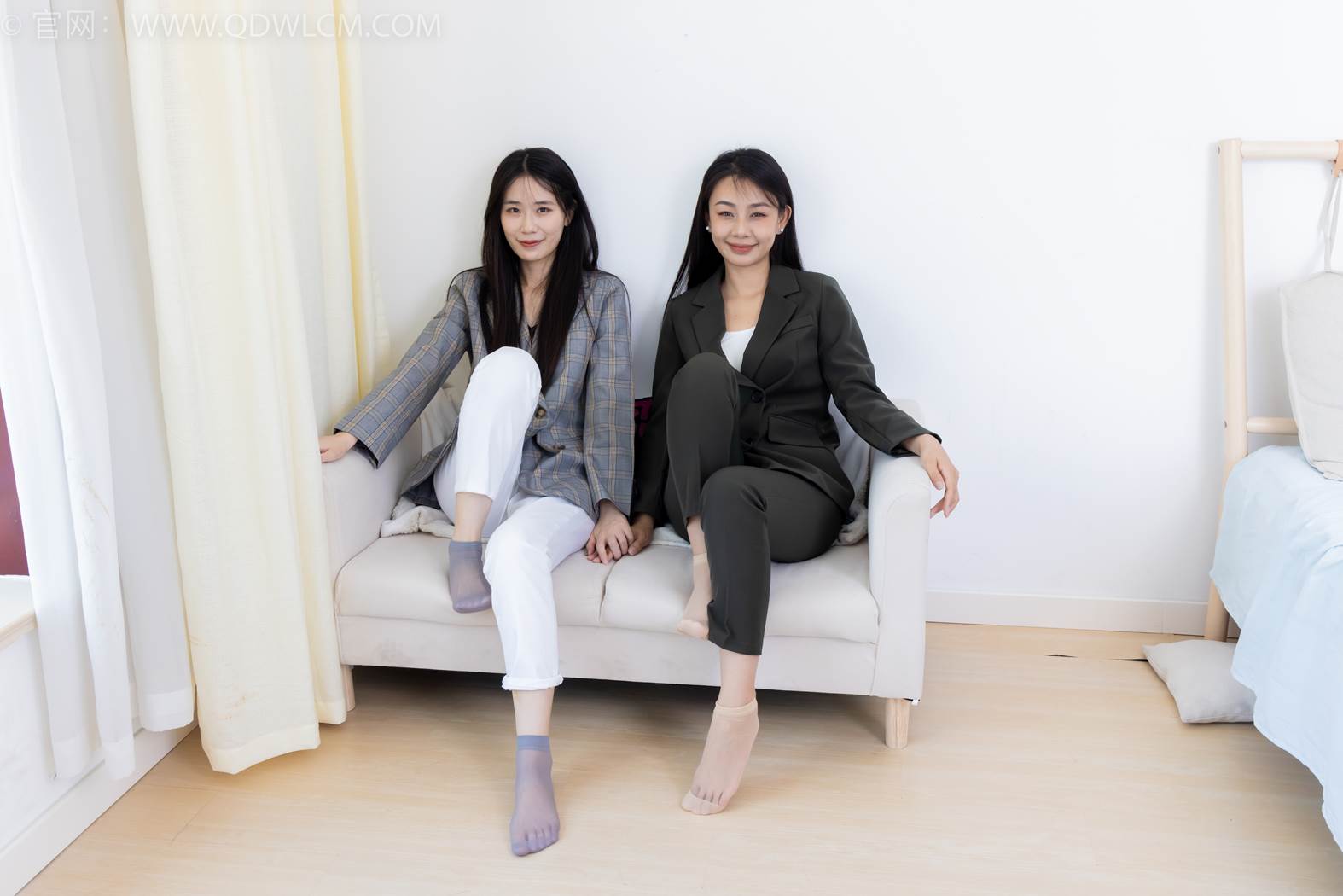 图片[69]-物恋传媒 NO.2412 菜菜&岚岚-平底鞋、短肉丝短灰丝、裸足[144P] – 速更版-美库