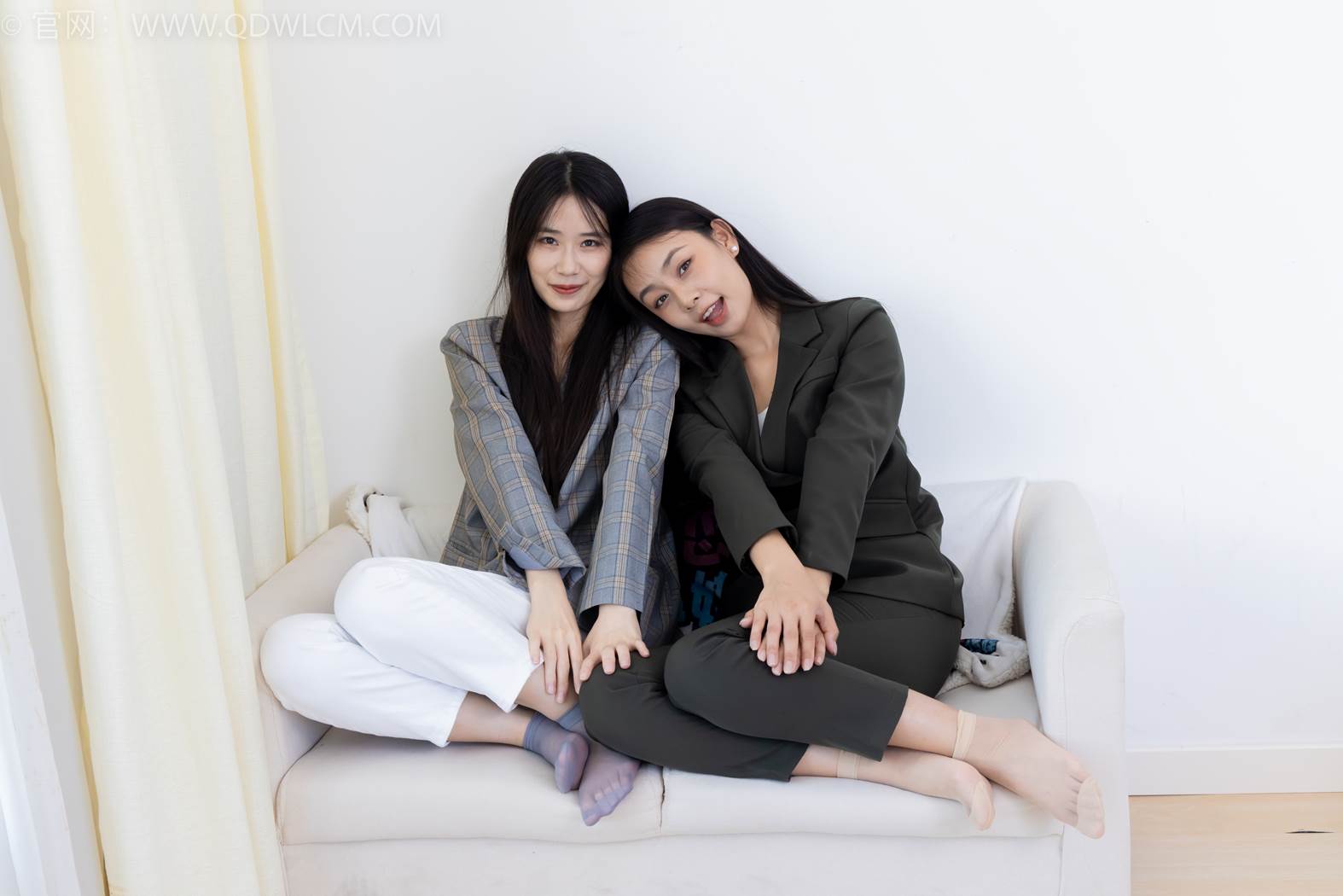 图片[73]-物恋传媒 NO.2412 菜菜&岚岚-平底鞋、短肉丝短灰丝、裸足[144P] – 速更版-美库