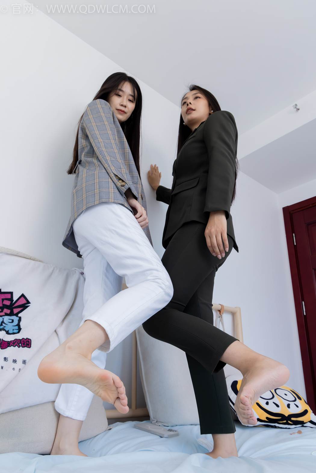 图片[142]-物恋传媒 NO.2412 菜菜&岚岚-平底鞋、短肉丝短灰丝、裸足[144P] – 速更版-美库