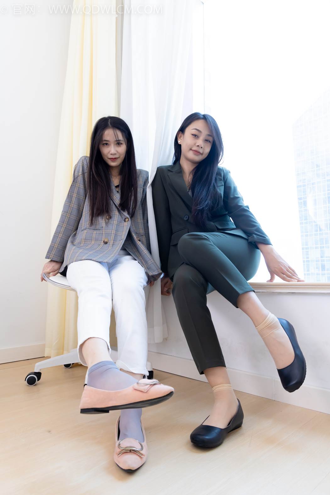 图片[143]-物恋传媒 NO.2412 菜菜&岚岚-平底鞋、短肉丝短灰丝、裸足[144P] – 速更版-美库