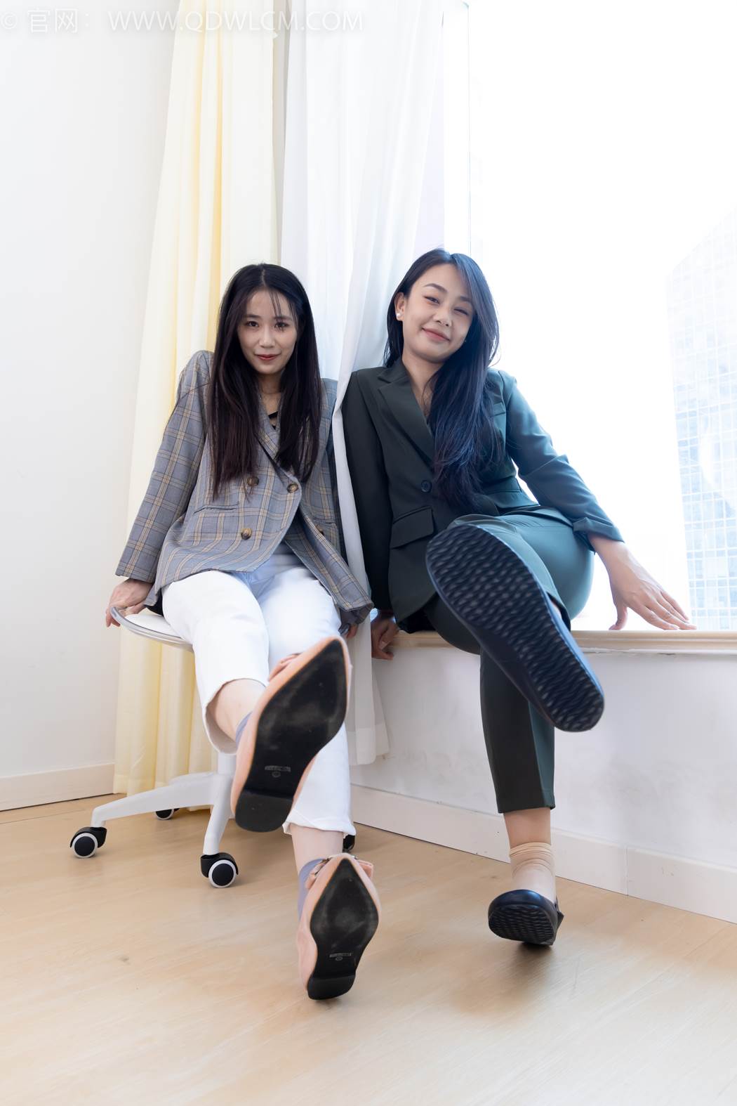 图片[144]-物恋传媒 NO.2412 菜菜&岚岚-平底鞋、短肉丝短灰丝、裸足[144P] – 速更版-美库