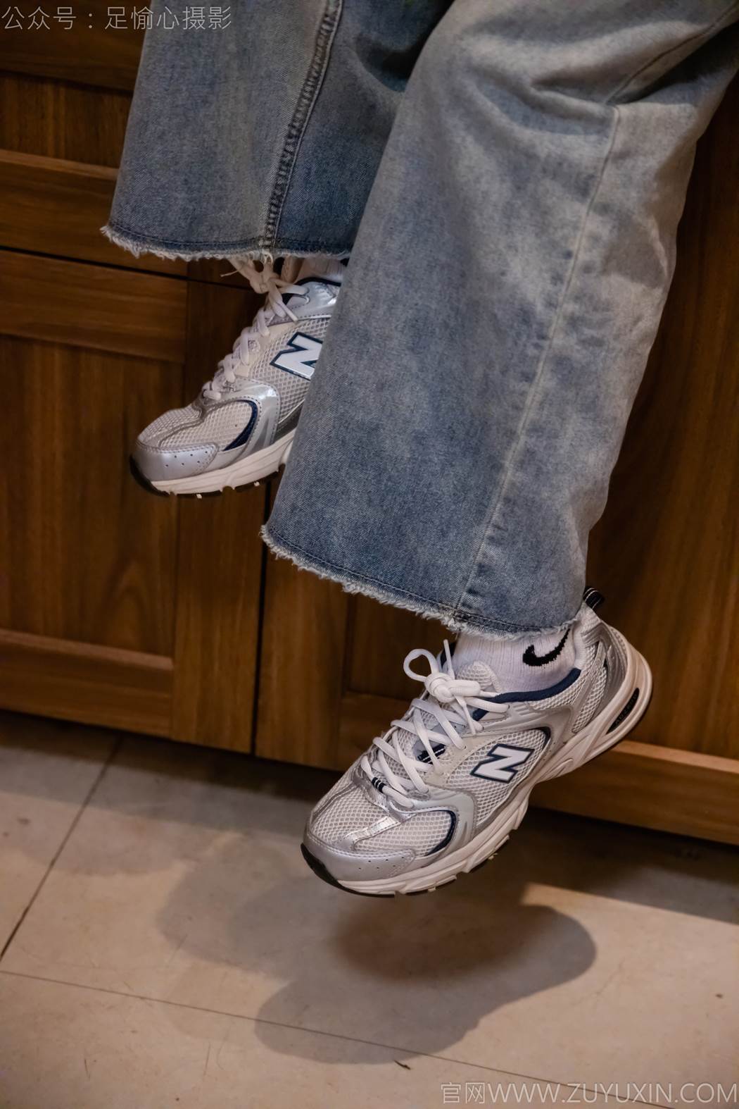 图片[18]-足愉心 NO.012 奶芙（搭配：碎花衬衫、牛仔长裤、运动鞋、白色棉袜、裸足）[110P] – 速更版-美库