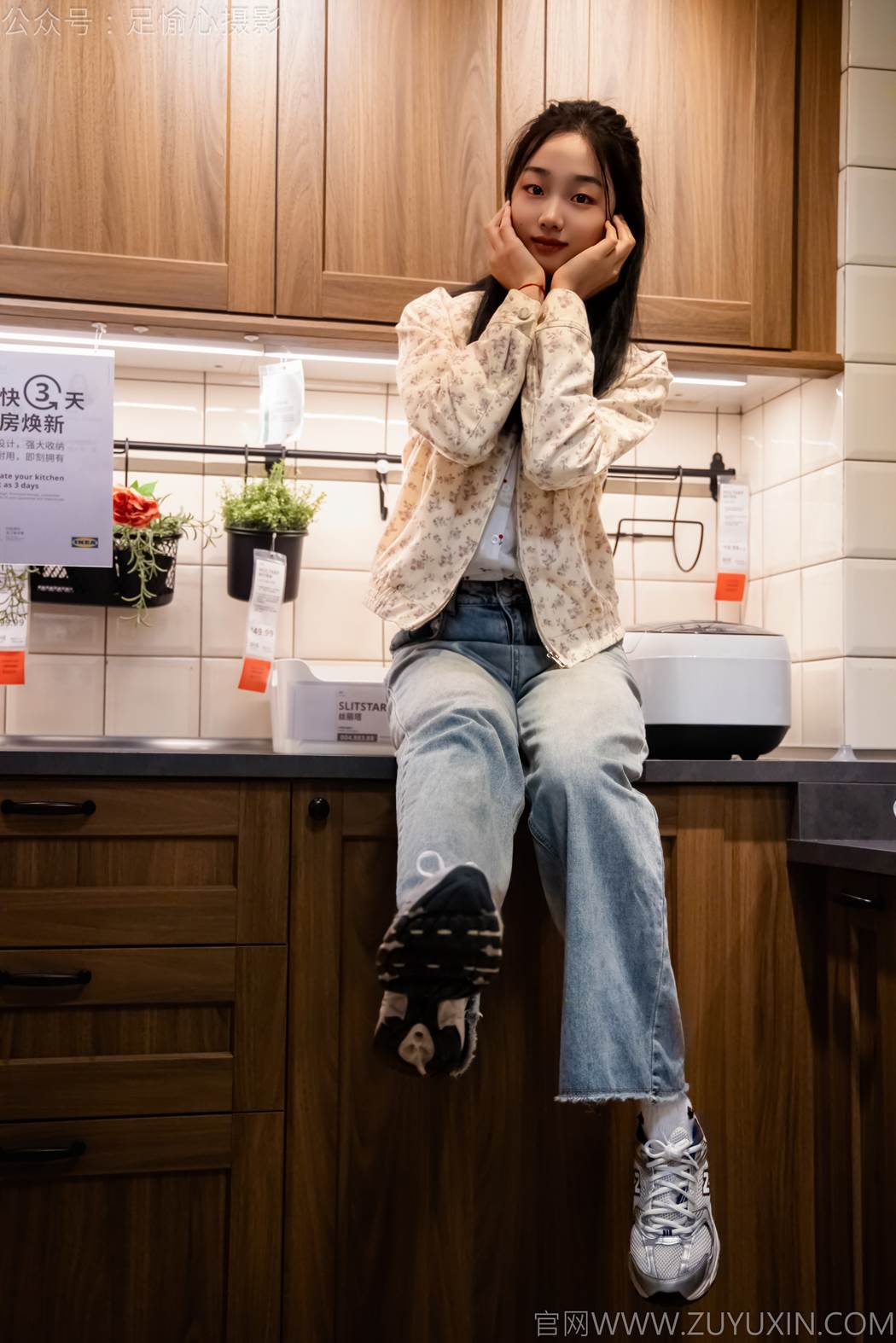 图片[20]-足愉心 NO.012 奶芙（搭配：碎花衬衫、牛仔长裤、运动鞋、白色棉袜、裸足）[110P] – 速更版-美库