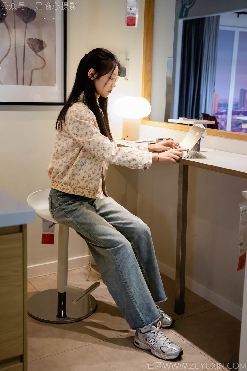 图片[23]-足愉心 NO.012 奶芙（搭配：碎花衬衫、牛仔长裤、运动鞋、白色棉袜、裸足）[110P] – 速更版-美库