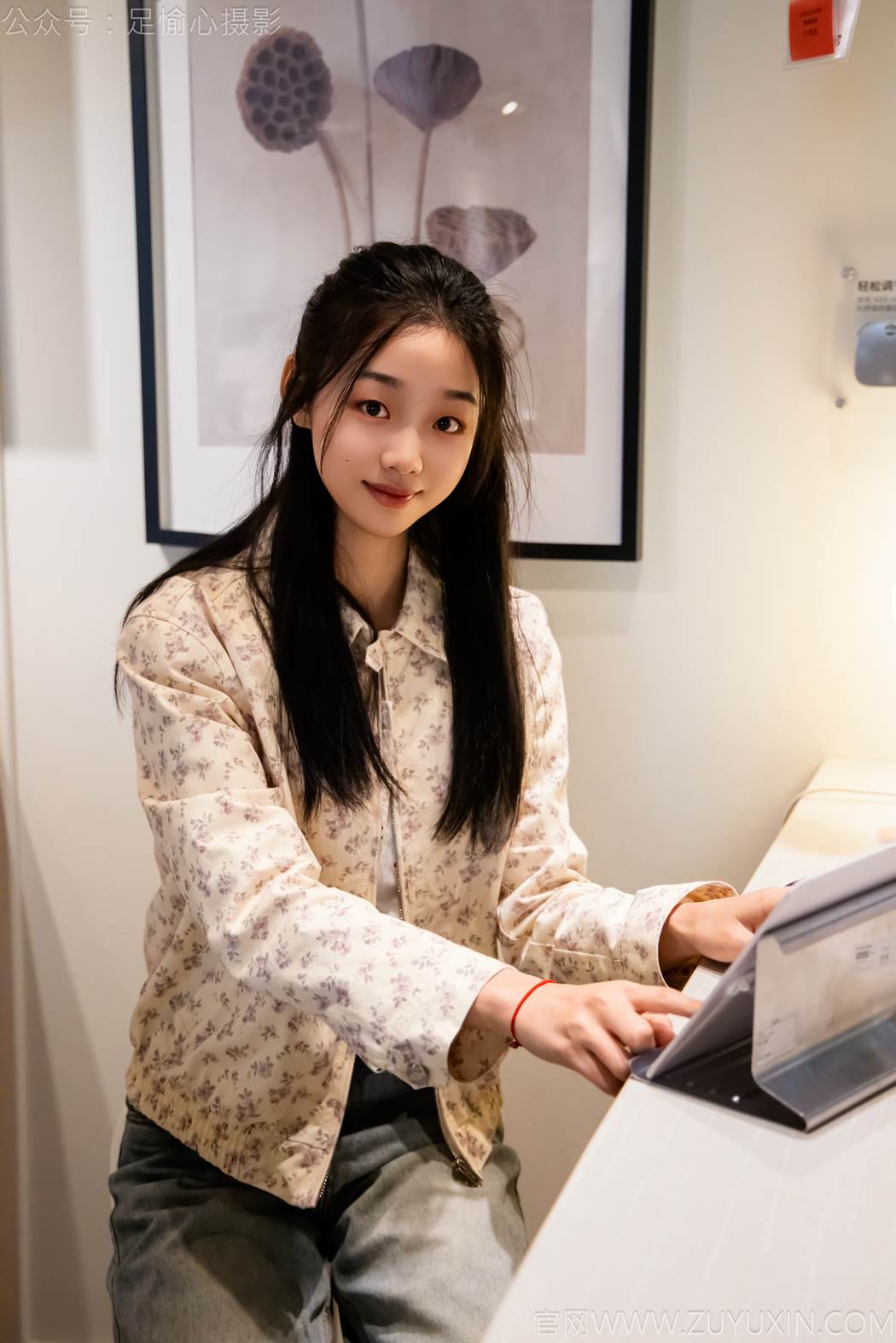 图片[24]-足愉心 NO.012 奶芙（搭配：碎花衬衫、牛仔长裤、运动鞋、白色棉袜、裸足）[110P] – 速更版-美库