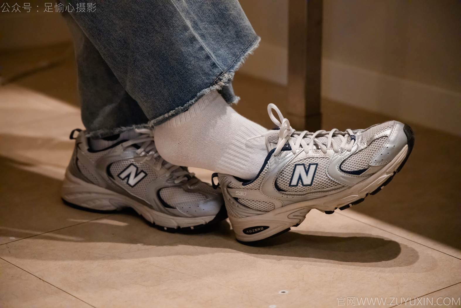 图片[25]-足愉心 NO.012 奶芙（搭配：碎花衬衫、牛仔长裤、运动鞋、白色棉袜、裸足）[110P] – 速更版-美库