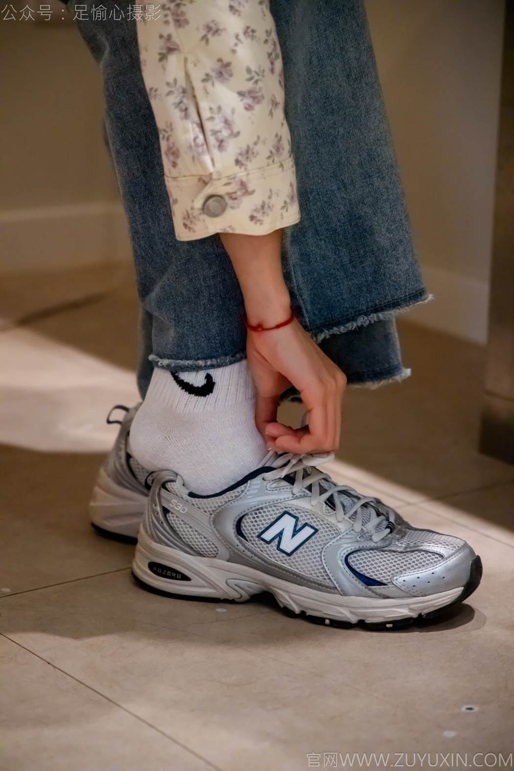 图片[26]-足愉心 NO.012 奶芙（搭配：碎花衬衫、牛仔长裤、运动鞋、白色棉袜、裸足）[110P] – 速更版-美库