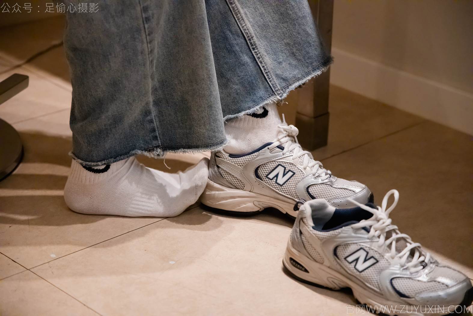 图片[27]-足愉心 NO.012 奶芙（搭配：碎花衬衫、牛仔长裤、运动鞋、白色棉袜、裸足）[110P] – 速更版-美库