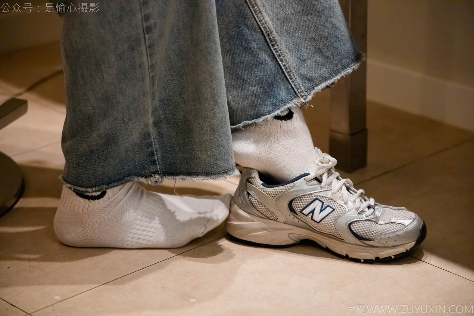 图片[28]-足愉心 NO.012 奶芙（搭配：碎花衬衫、牛仔长裤、运动鞋、白色棉袜、裸足）[110P] – 速更版-美库