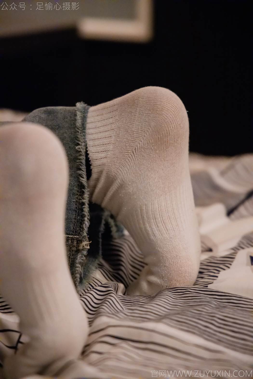 图片[32]-足愉心 NO.012 奶芙（搭配：碎花衬衫、牛仔长裤、运动鞋、白色棉袜、裸足）[110P] – 速更版-美库