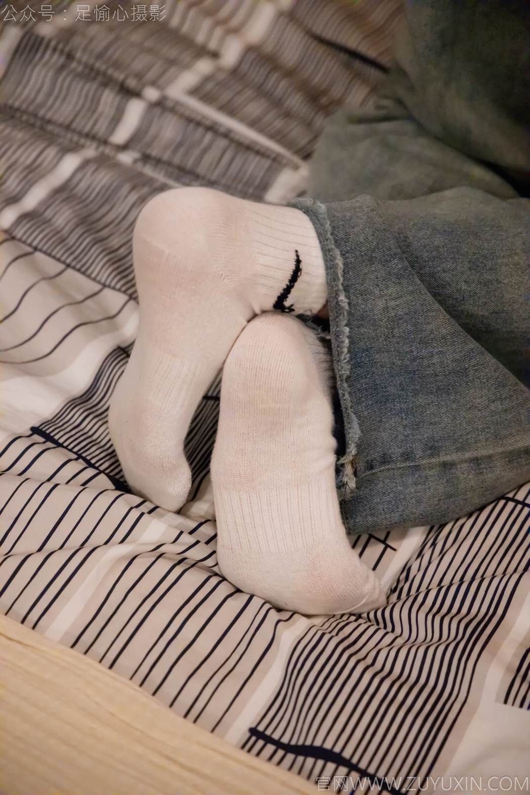图片[34]-足愉心 NO.012 奶芙（搭配：碎花衬衫、牛仔长裤、运动鞋、白色棉袜、裸足）[110P] – 速更版-美库