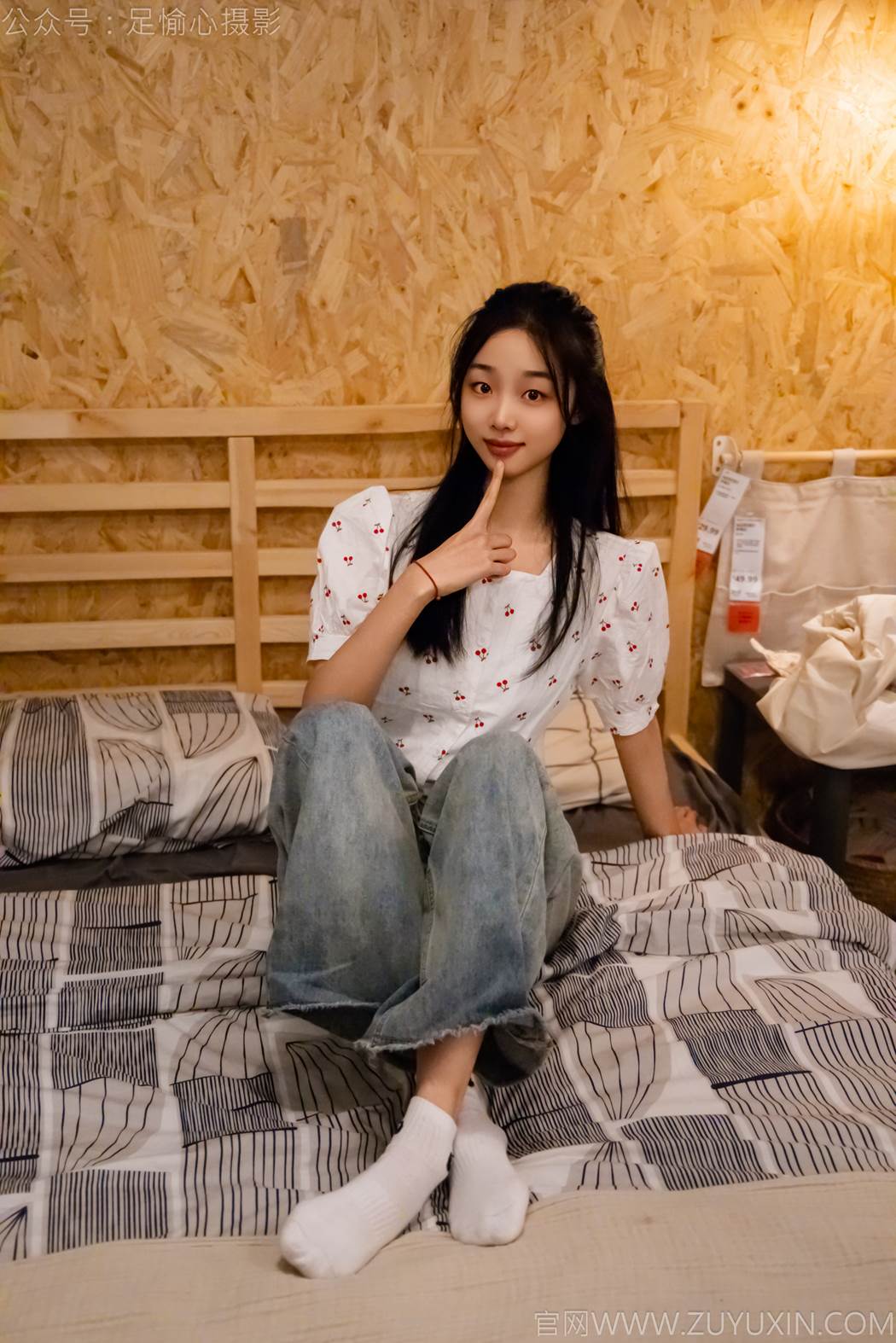 图片[36]-足愉心 NO.012 奶芙（搭配：碎花衬衫、牛仔长裤、运动鞋、白色棉袜、裸足）[110P] – 速更版-美库