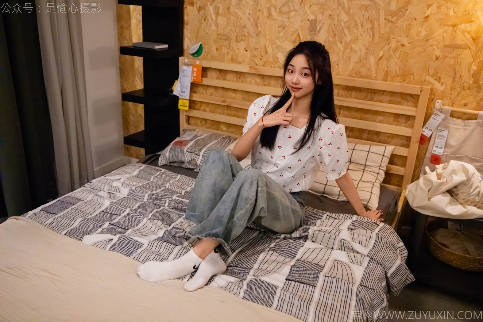 图片[37]-足愉心 NO.012 奶芙（搭配：碎花衬衫、牛仔长裤、运动鞋、白色棉袜、裸足）[110P] – 速更版-美库