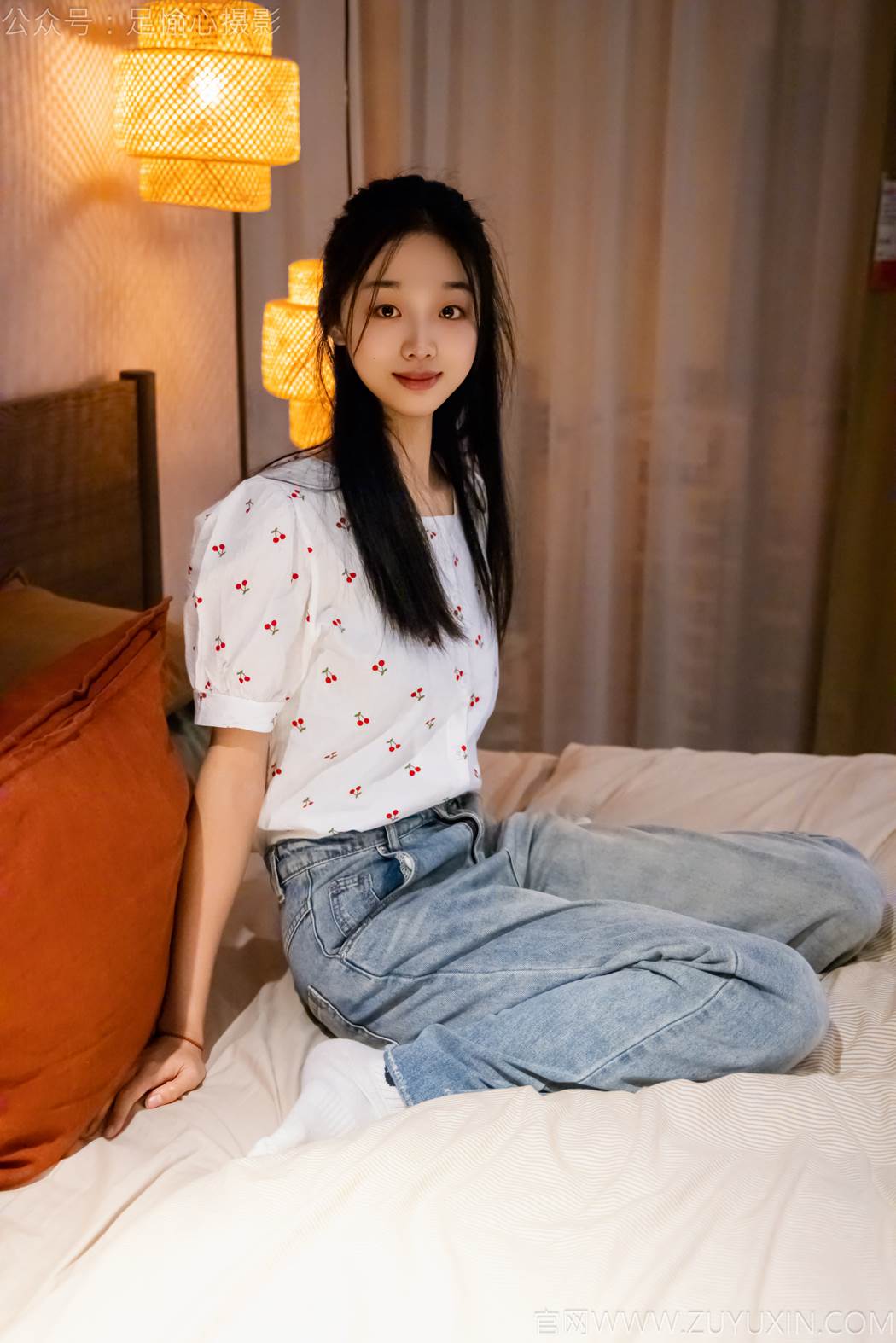 图片[47]-足愉心 NO.012 奶芙（搭配：碎花衬衫、牛仔长裤、运动鞋、白色棉袜、裸足）[110P] – 速更版-美库