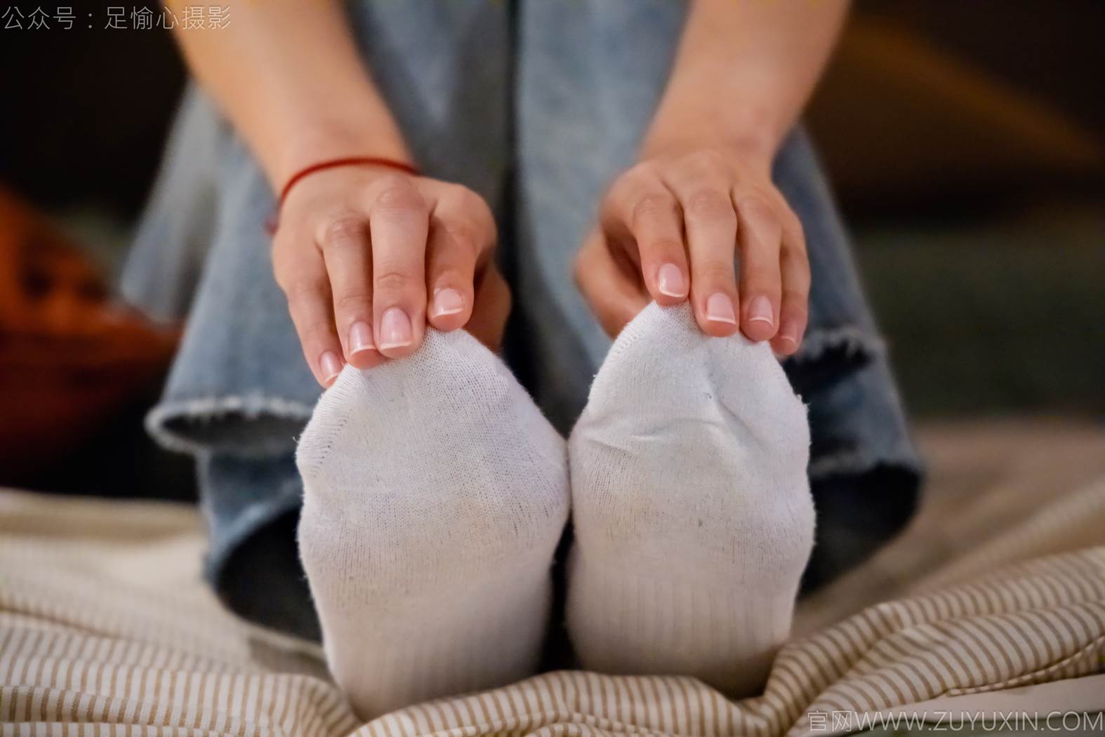 图片[53]-足愉心 NO.012 奶芙（搭配：碎花衬衫、牛仔长裤、运动鞋、白色棉袜、裸足）[110P] – 速更版-美库