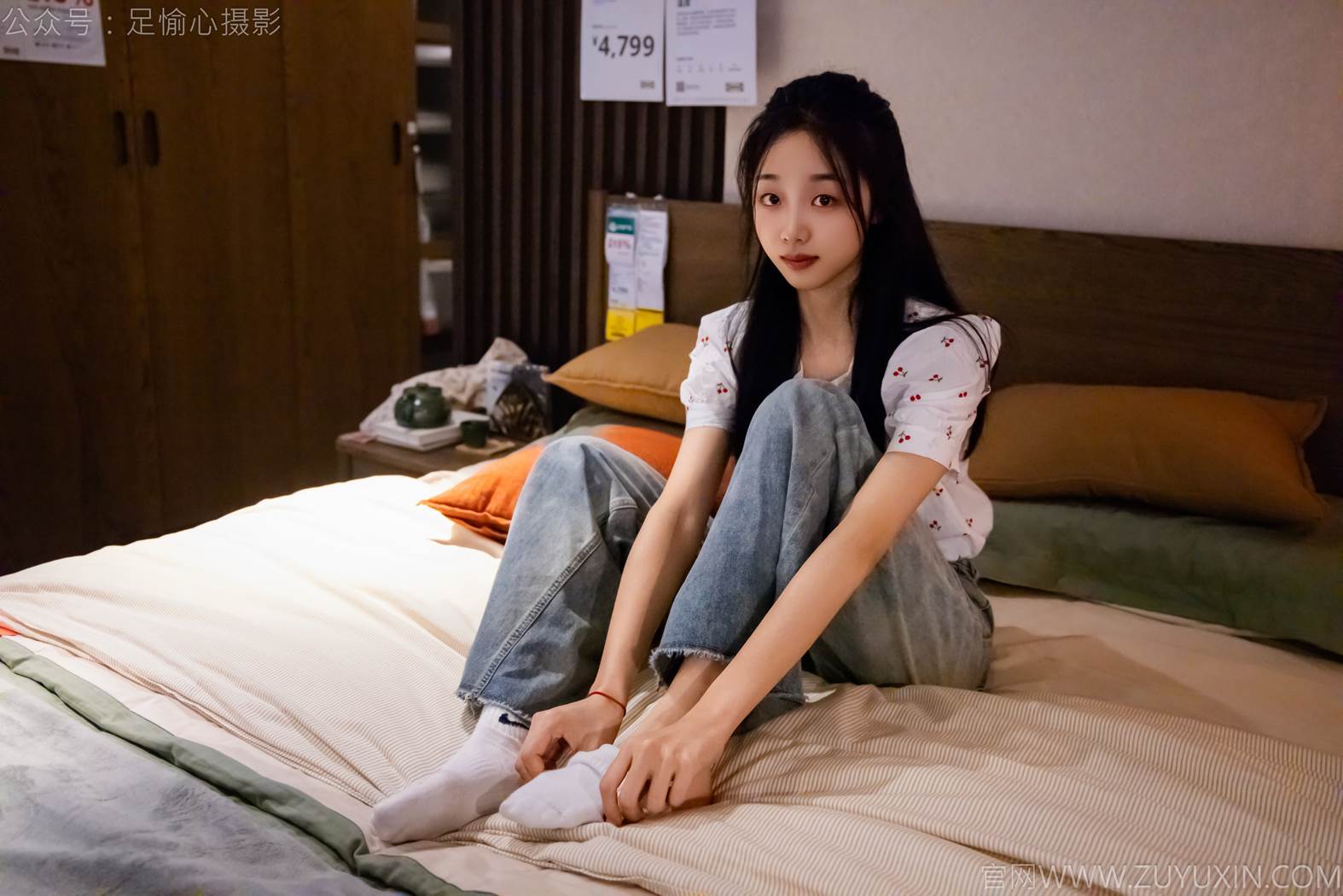 图片[57]-足愉心 NO.012 奶芙（搭配：碎花衬衫、牛仔长裤、运动鞋、白色棉袜、裸足）[110P] – 速更版-美库