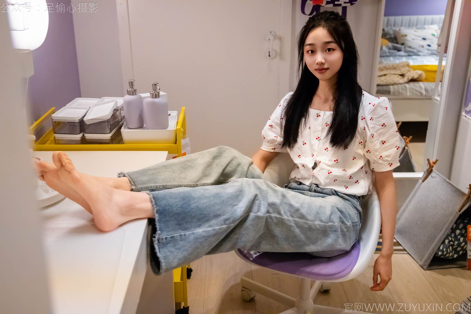 图片[71]-足愉心 NO.012 奶芙（搭配：碎花衬衫、牛仔长裤、运动鞋、白色棉袜、裸足）[110P] – 速更版-美库