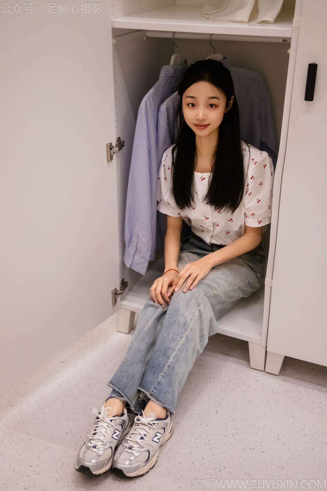 图片[81]-足愉心 NO.012 奶芙（搭配：碎花衬衫、牛仔长裤、运动鞋、白色棉袜、裸足）[110P] – 速更版-美库