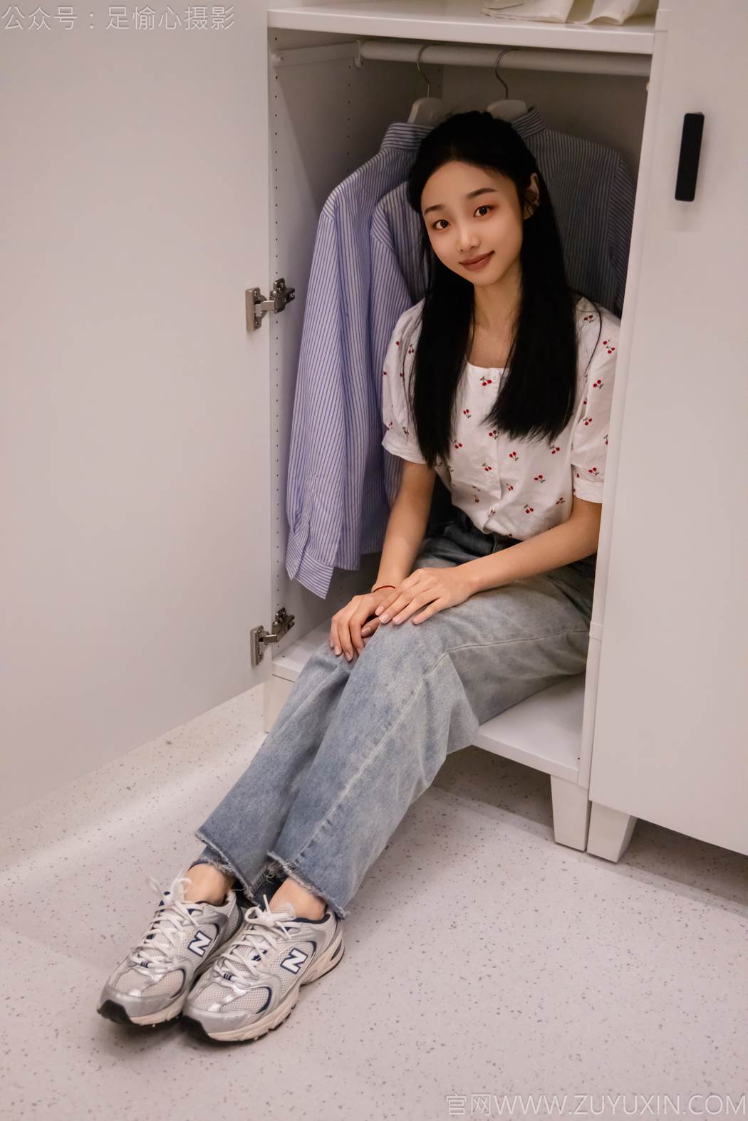 图片[82]-足愉心 NO.012 奶芙（搭配：碎花衬衫、牛仔长裤、运动鞋、白色棉袜、裸足）[110P] – 速更版-美库