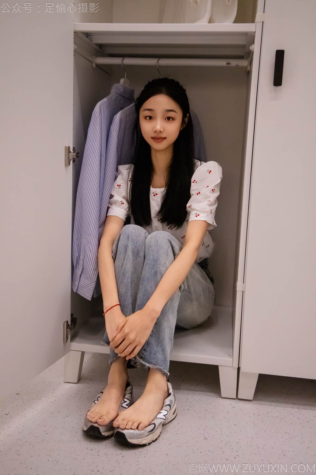 图片[84]-足愉心 NO.012 奶芙（搭配：碎花衬衫、牛仔长裤、运动鞋、白色棉袜、裸足）[110P] – 速更版-美库