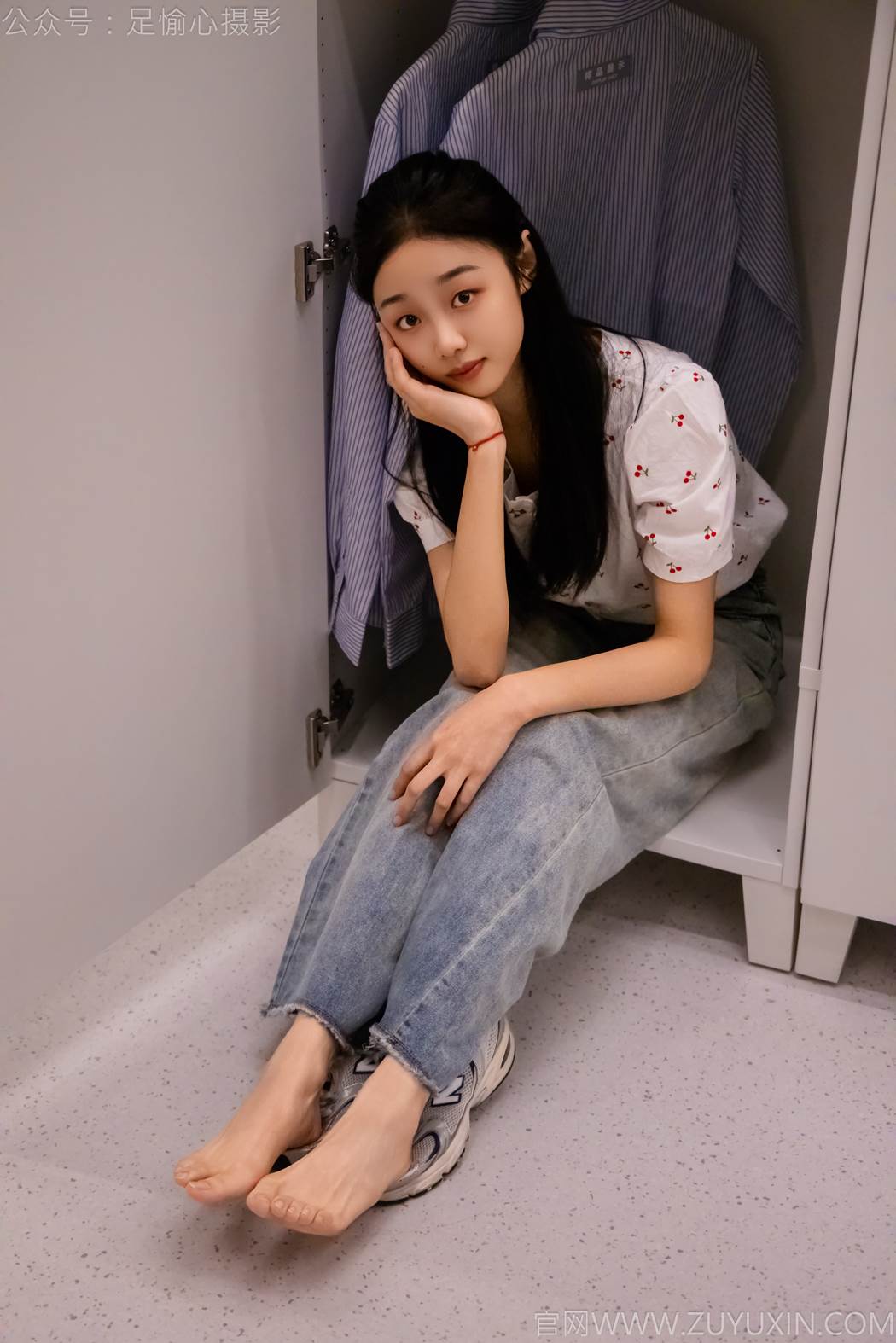 图片[85]-足愉心 NO.012 奶芙（搭配：碎花衬衫、牛仔长裤、运动鞋、白色棉袜、裸足）[110P] – 速更版-美库
