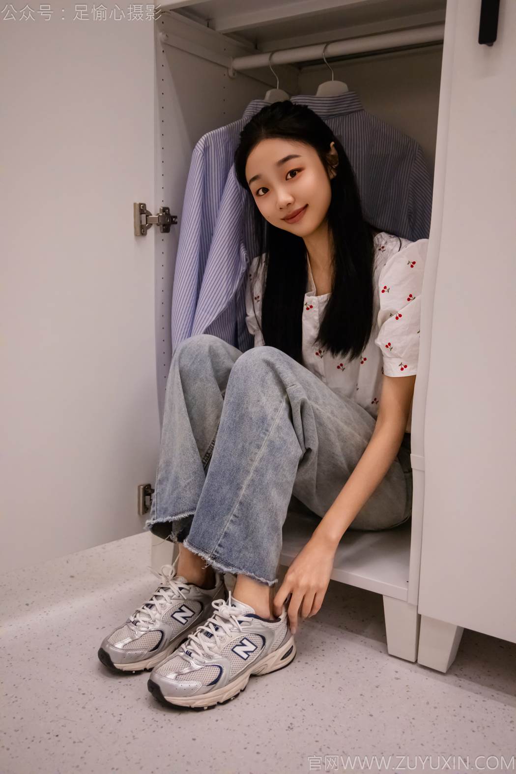 图片[86]-足愉心 NO.012 奶芙（搭配：碎花衬衫、牛仔长裤、运动鞋、白色棉袜、裸足）[110P] – 速更版-美库