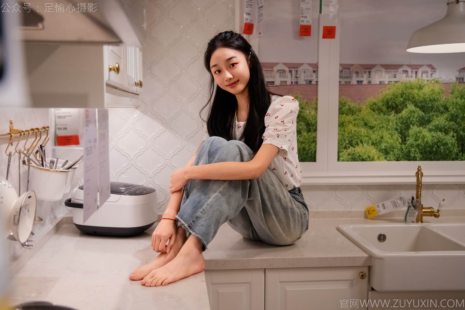 图片[88]-足愉心 NO.012 奶芙（搭配：碎花衬衫、牛仔长裤、运动鞋、白色棉袜、裸足）[110P] – 速更版-美库