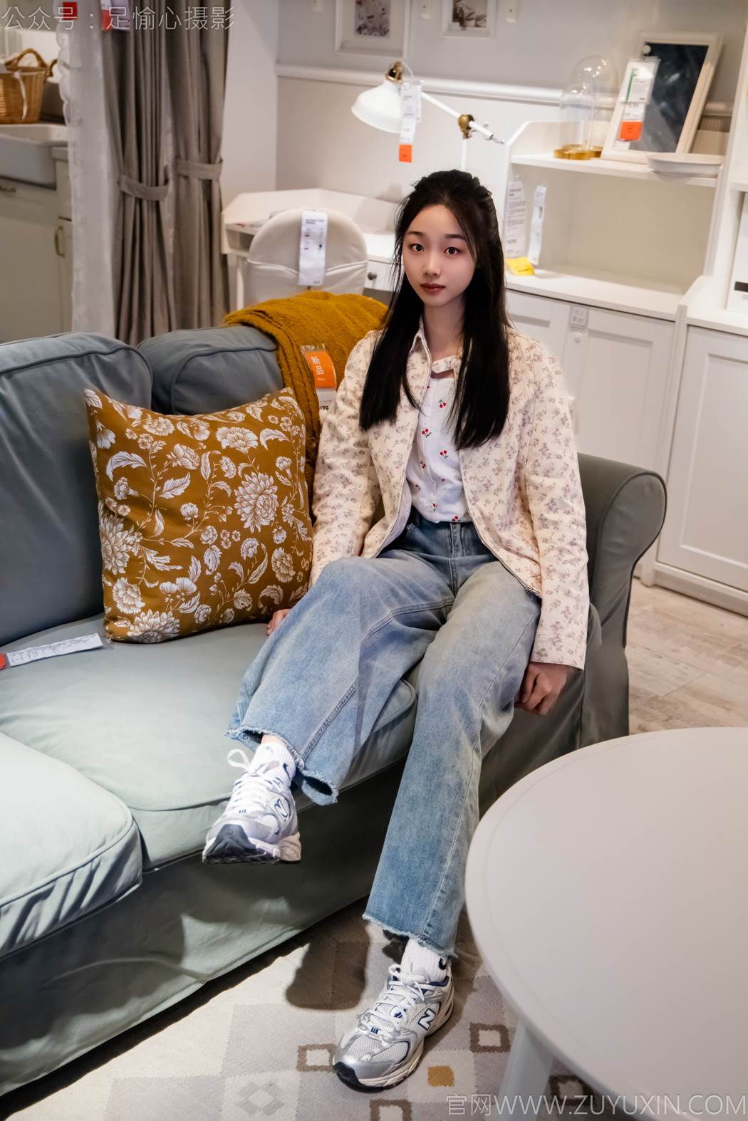 图片[105]-足愉心 NO.012 奶芙（搭配：碎花衬衫、牛仔长裤、运动鞋、白色棉袜、裸足）[110P] – 速更版-美库