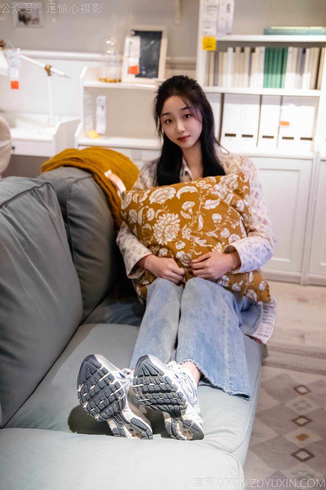 图片[108]-足愉心 NO.012 奶芙（搭配：碎花衬衫、牛仔长裤、运动鞋、白色棉袜、裸足）[110P] – 速更版-美库