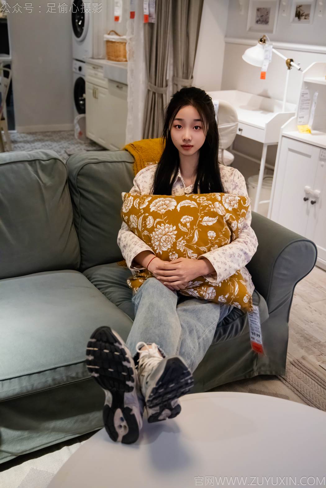 图片[110]-足愉心 NO.012 奶芙（搭配：碎花衬衫、牛仔长裤、运动鞋、白色棉袜、裸足）[110P] – 速更版-美库