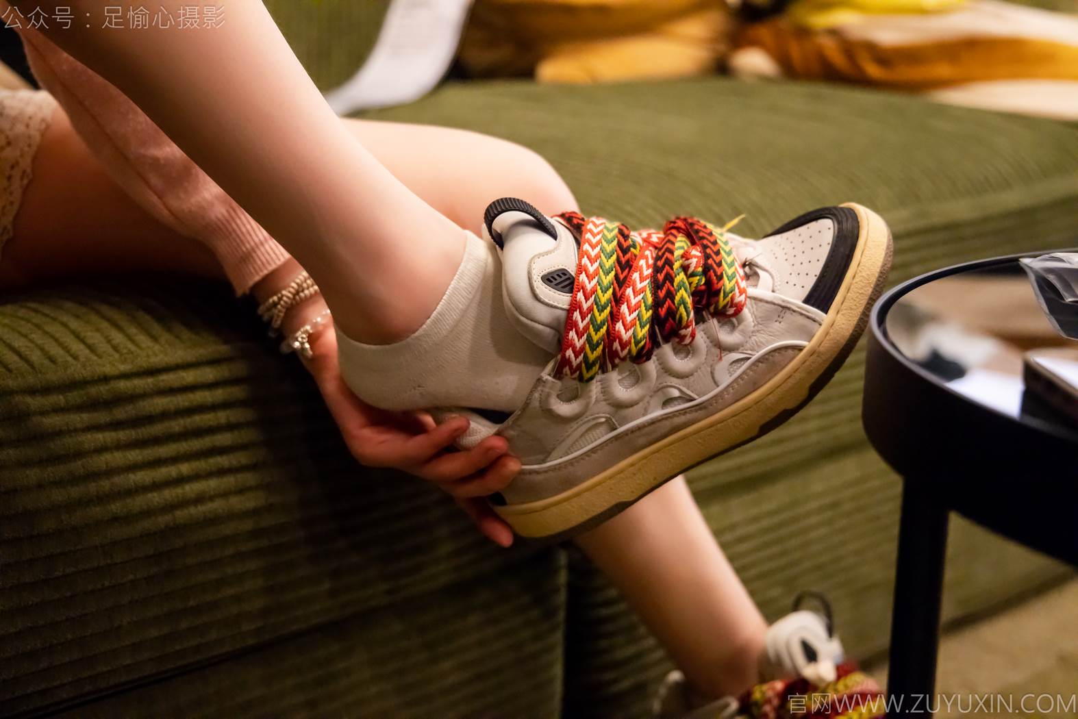 图片[10]-足愉心 NO.014 心凌（搭配：粉色上衣、灰色短裤、宽松板鞋、白色棉袜、裸足）[125P] – 速更版-美库