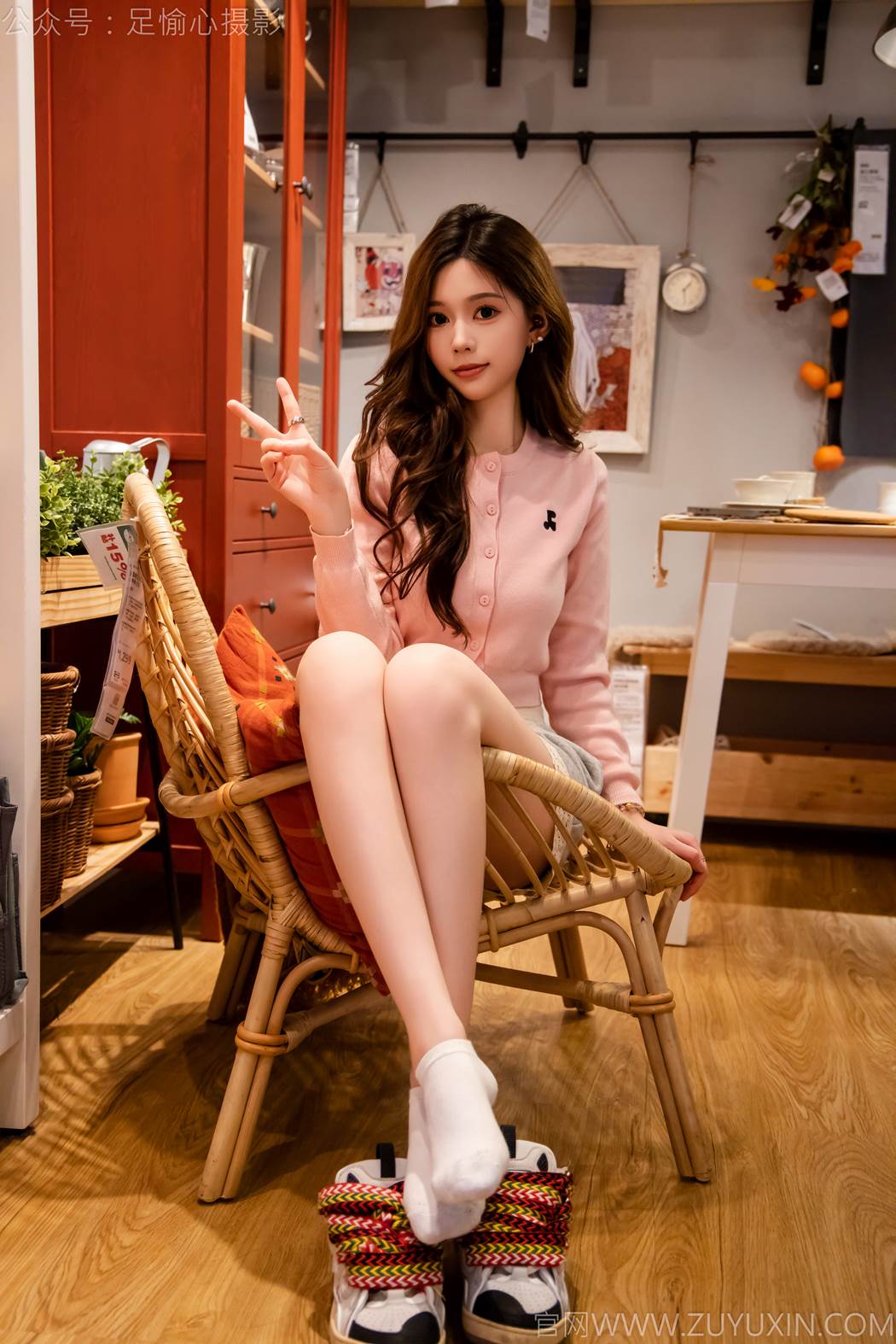 图片[24]-足愉心 NO.014 心凌（搭配：粉色上衣、灰色短裤、宽松板鞋、白色棉袜、裸足）[125P] – 速更版-美库