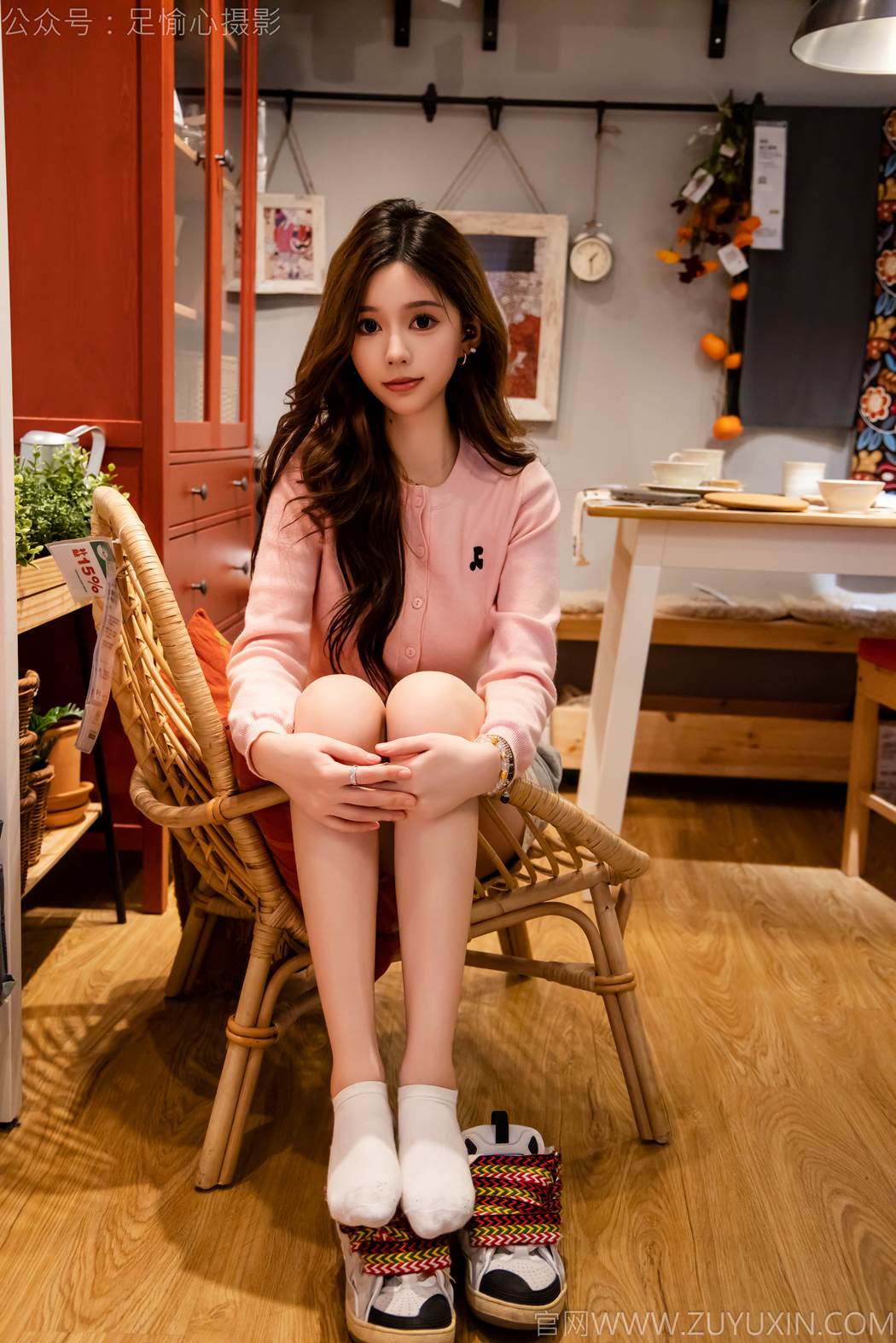 图片[25]-足愉心 NO.014 心凌（搭配：粉色上衣、灰色短裤、宽松板鞋、白色棉袜、裸足）[125P] – 速更版-美库