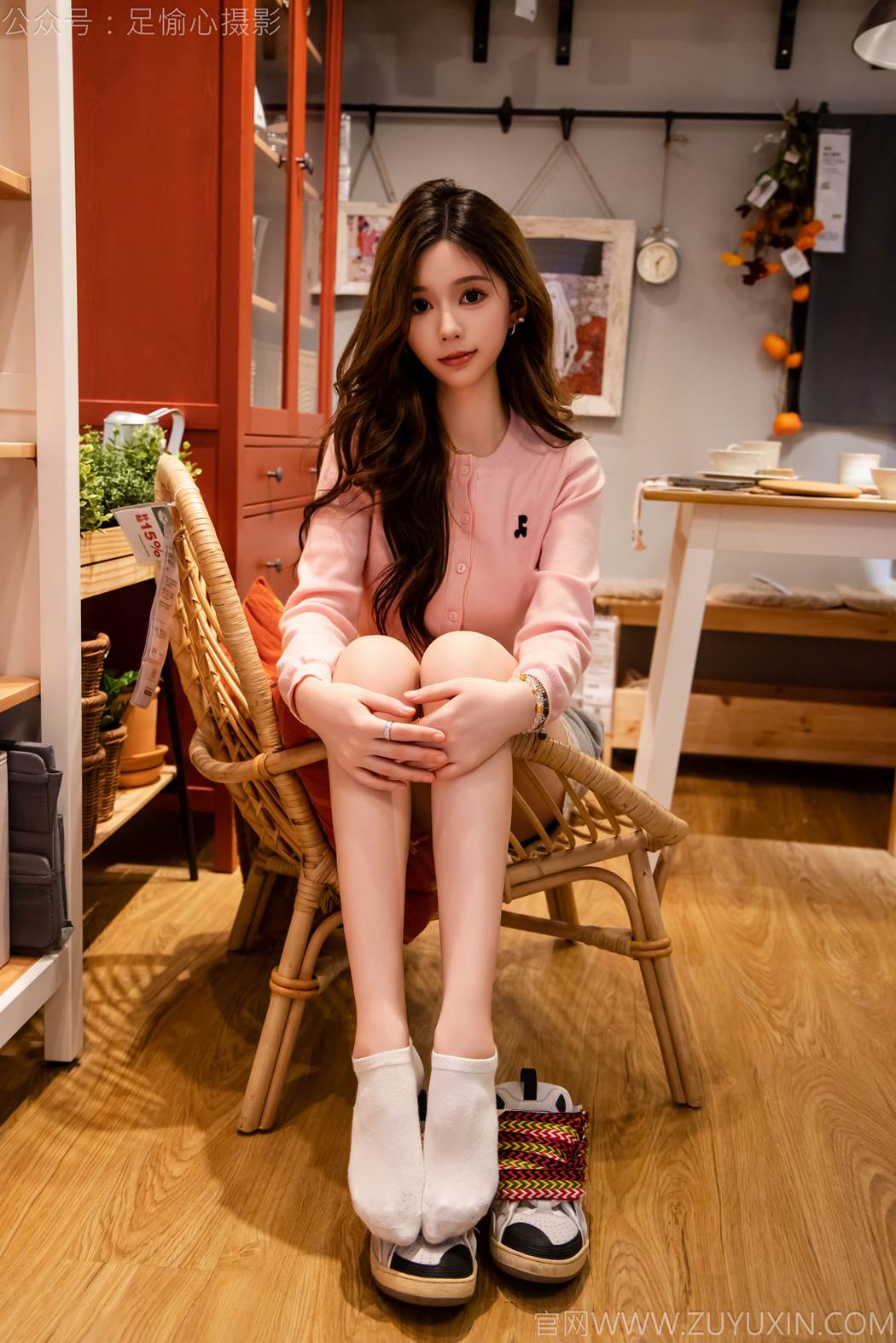 图片[26]-足愉心 NO.014 心凌（搭配：粉色上衣、灰色短裤、宽松板鞋、白色棉袜、裸足）[125P] – 速更版-美库